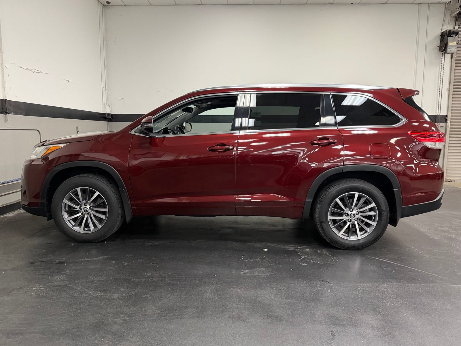 Used 2017 Toyota Highlander XLE AWD/4WD image 8