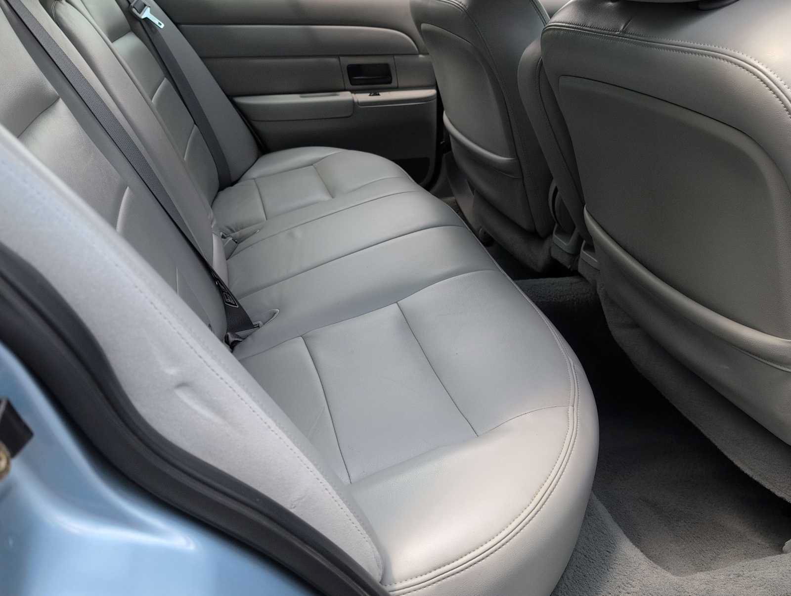Used 2003 Ford Crown Victoria LX RWD image 20