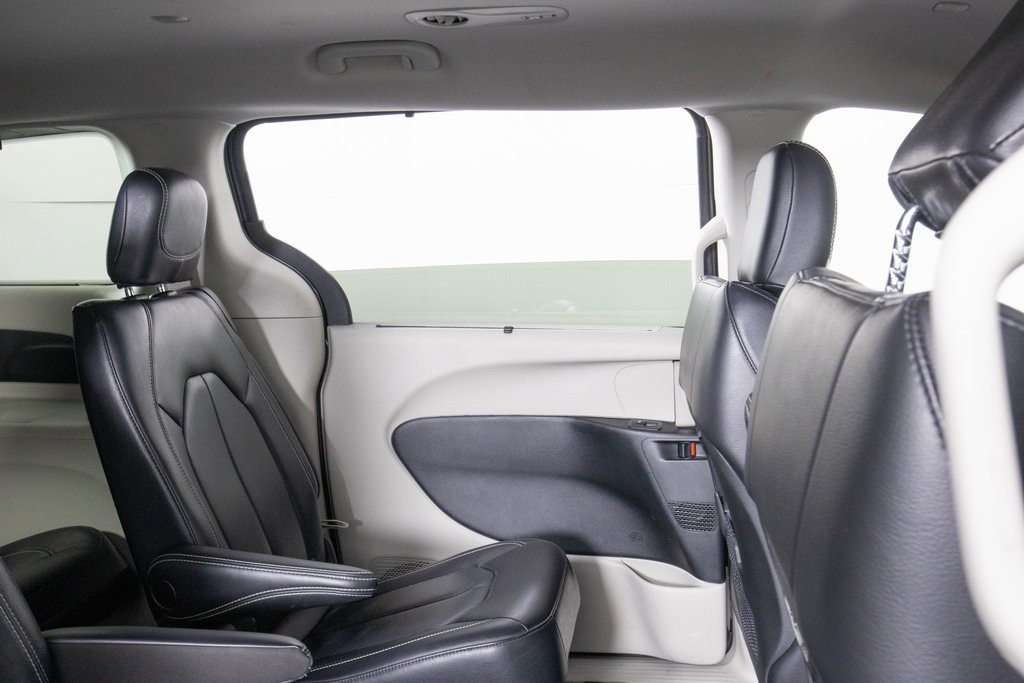 Used 2022 Chrysler Pacifica Touring-L image 12