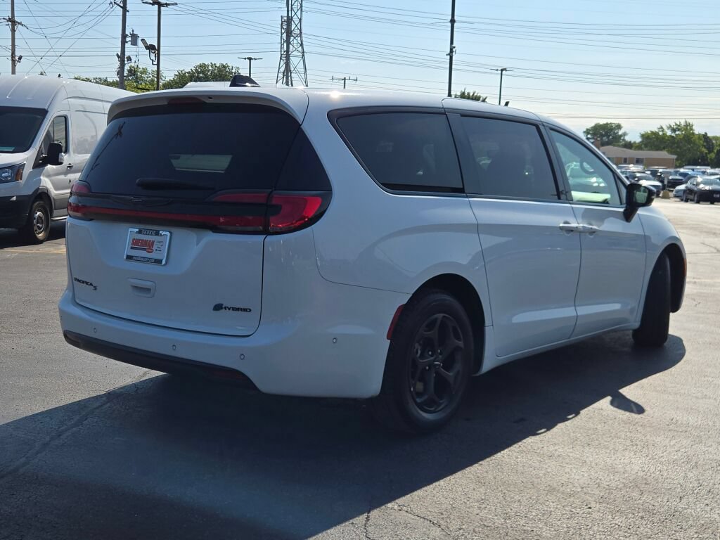 Certified 2024 Chrysler Pacifica Limited FWD image 20
