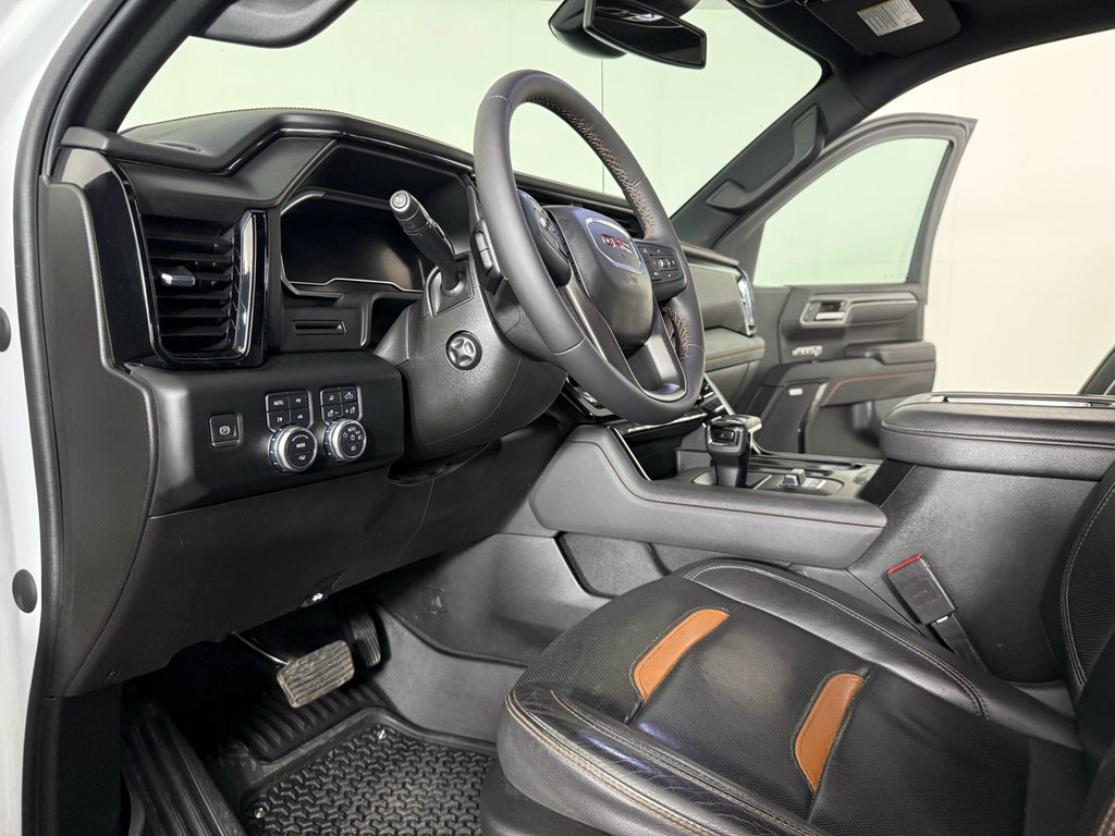 Used 2022 GMC Sierra 1500 AT4 w/ AT4 Preferred Package AWD/4WD image 2