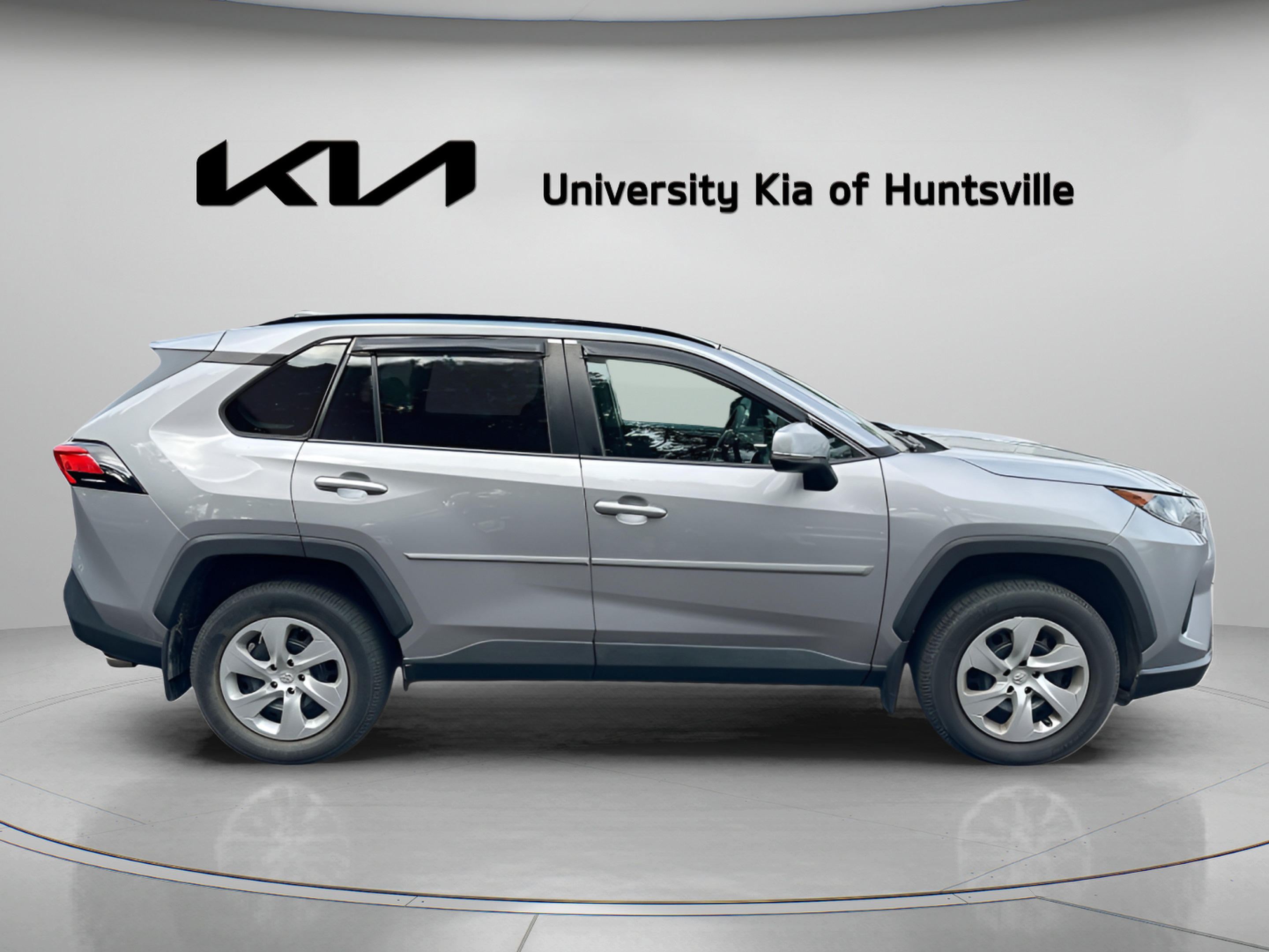 Used 2019 Toyota RAV4 LE FWD image 9