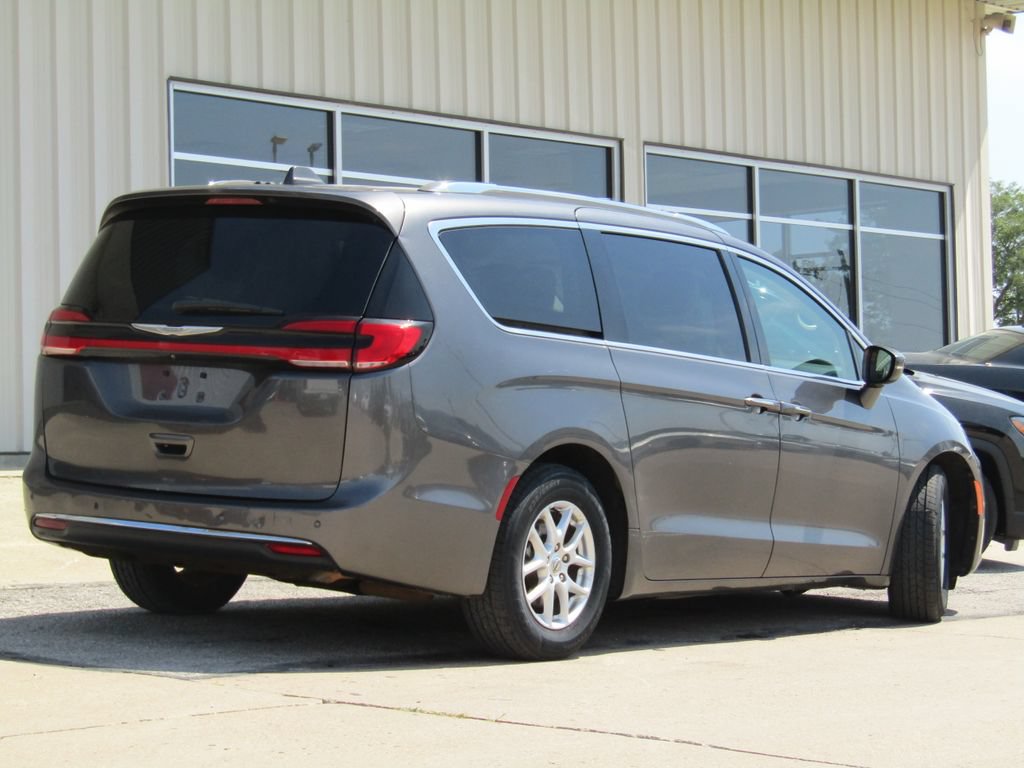 Used 2021 Chrysler Pacifica Touring-L FWD image 3