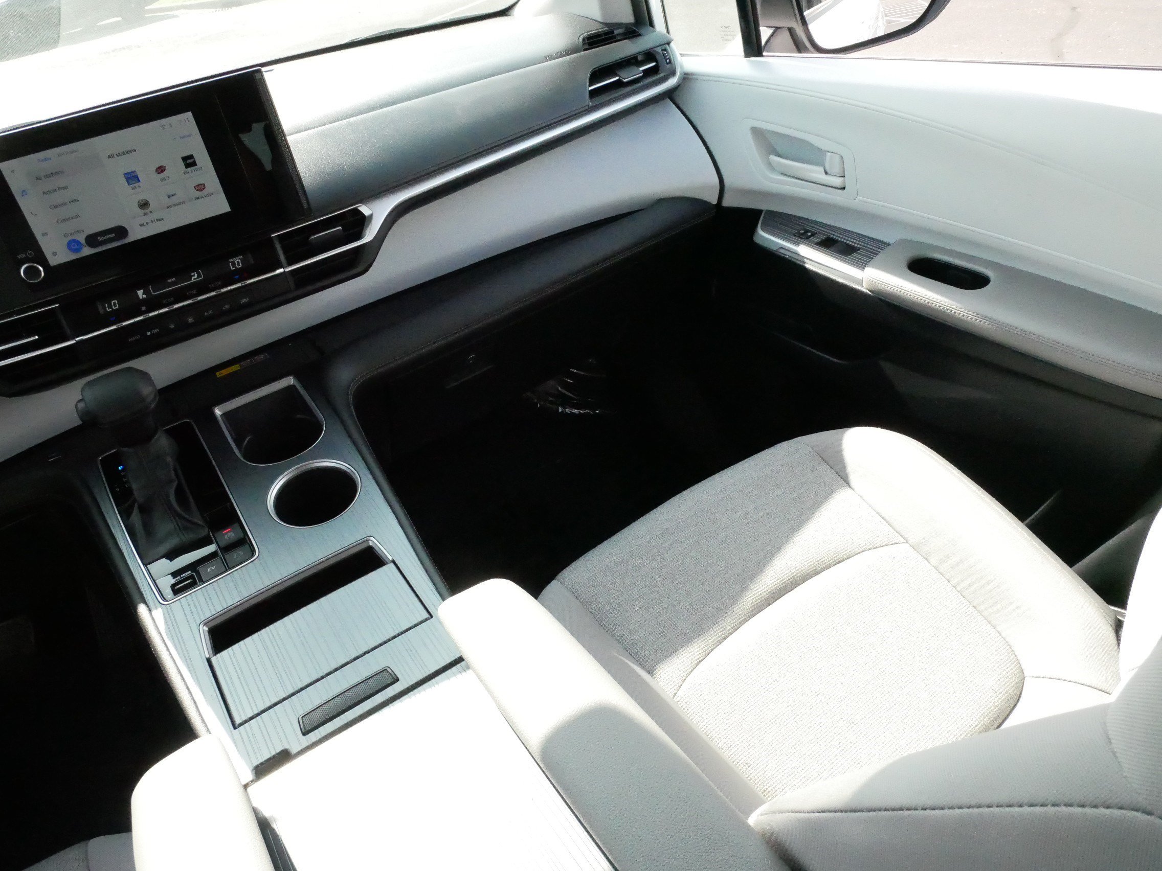 Certified 2025 Toyota Sienna LE FWD image 11