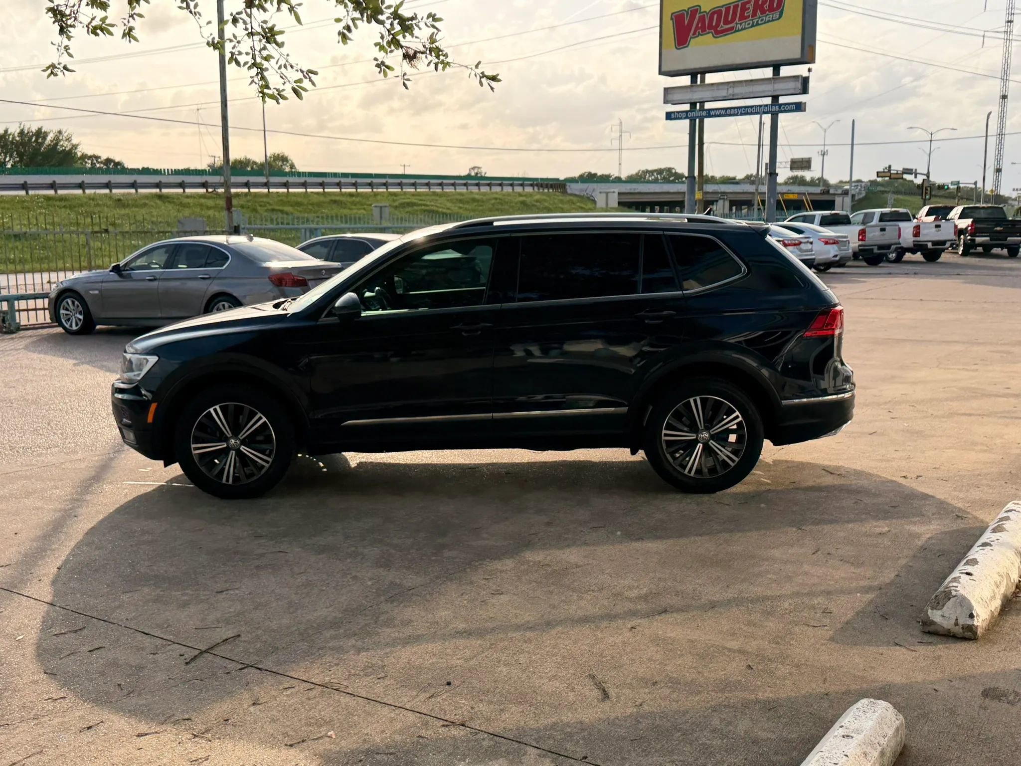 Used 2019 Volkswagen Tiguan SEL FWD image 6