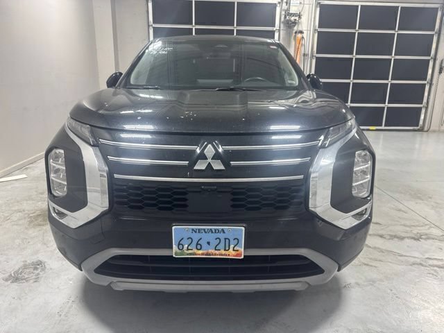 Used 2025 Mitsubishi Outlander SE FWD image 2