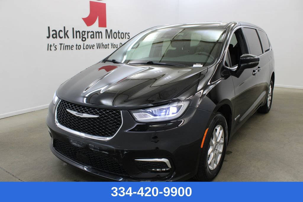 Used 2024 Chrysler Pacifica Touring