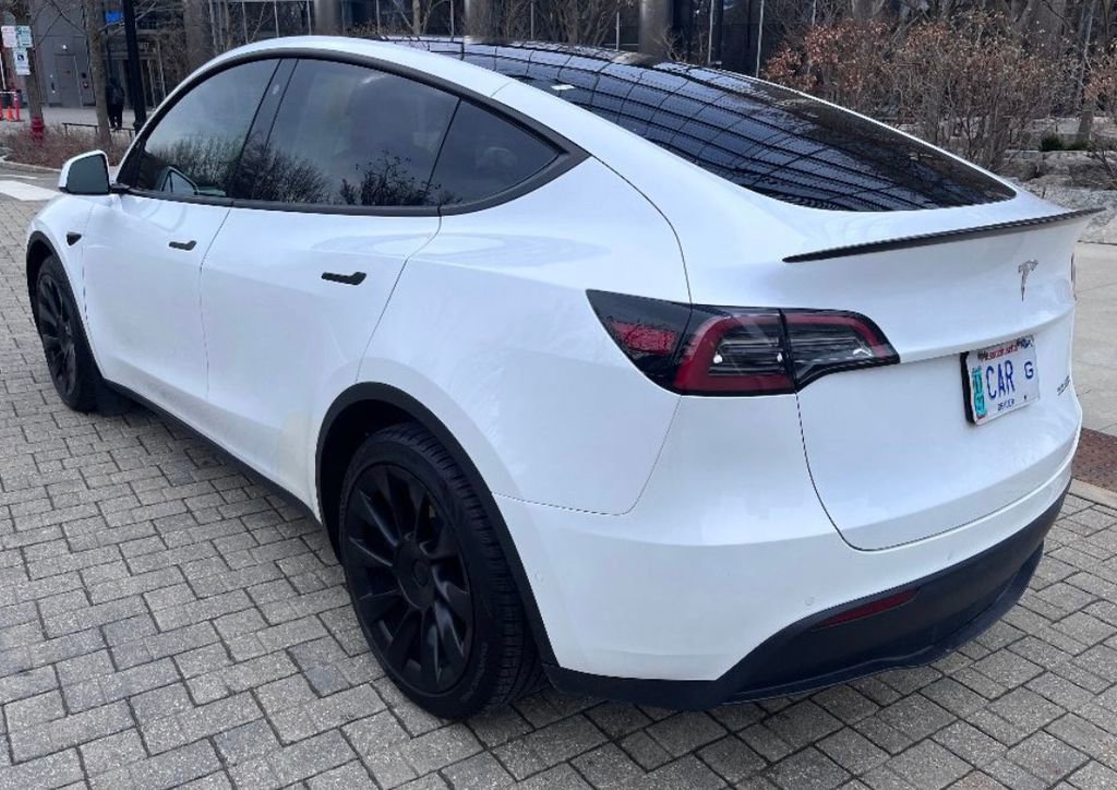 Used 2022 Tesla Model Y Long Range image 19