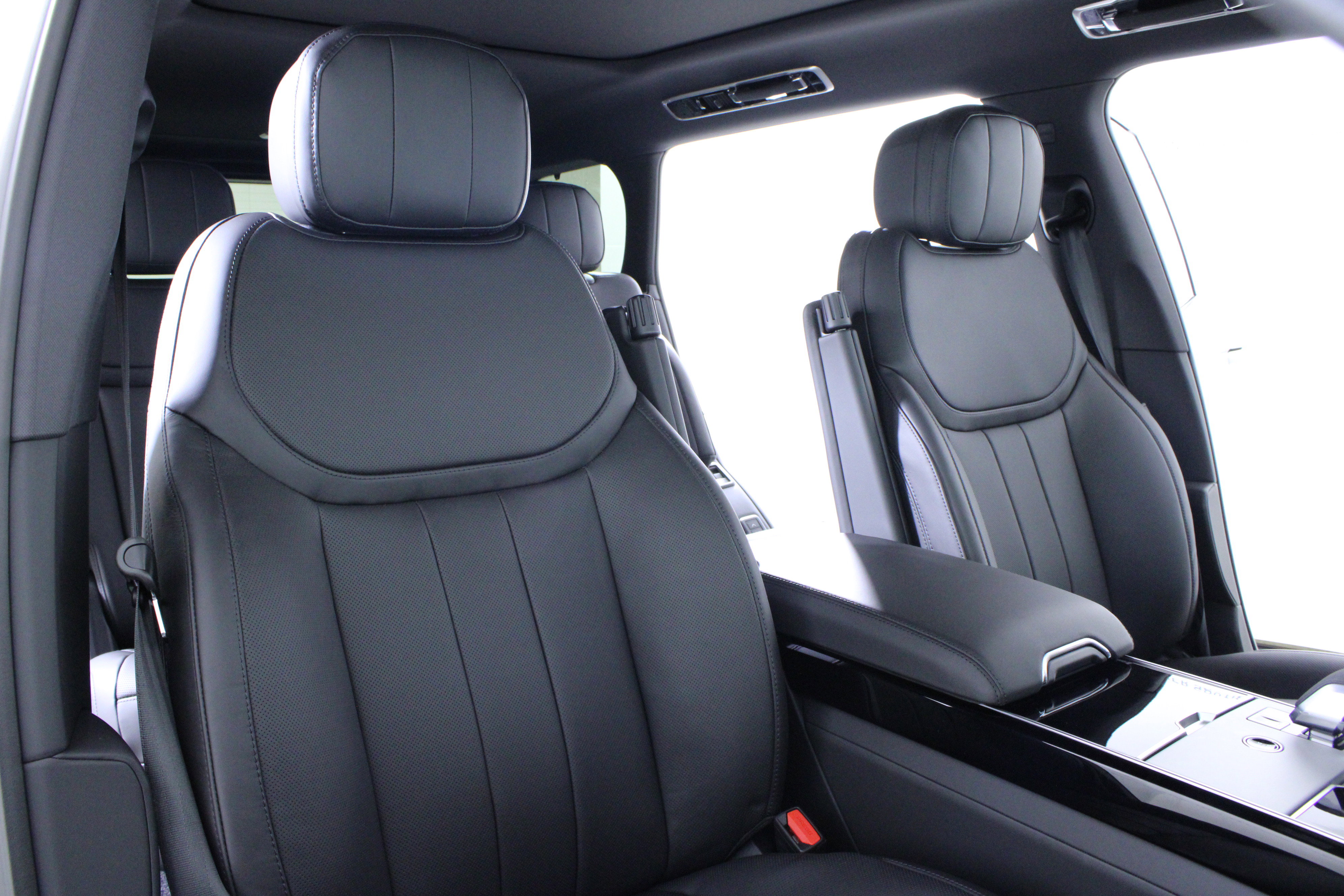 New 2026 Land Rover Range Rover Long Wheelbase SE image 14