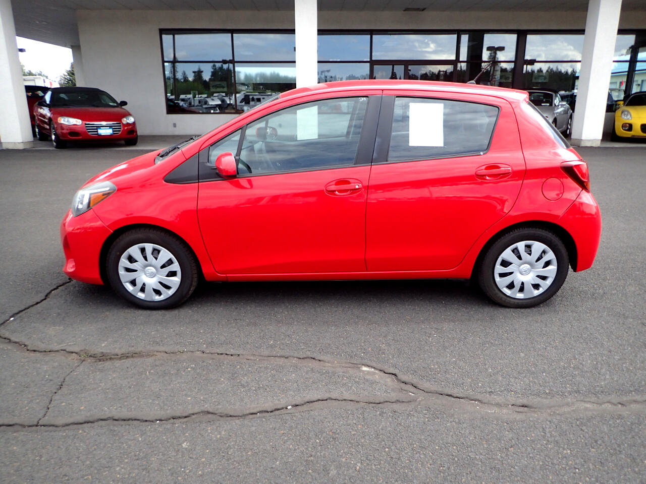Used 2015 Toyota Yaris L image 2