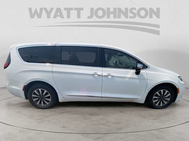 Used 2023 Chrysler Pacifica Limited FWD image 11