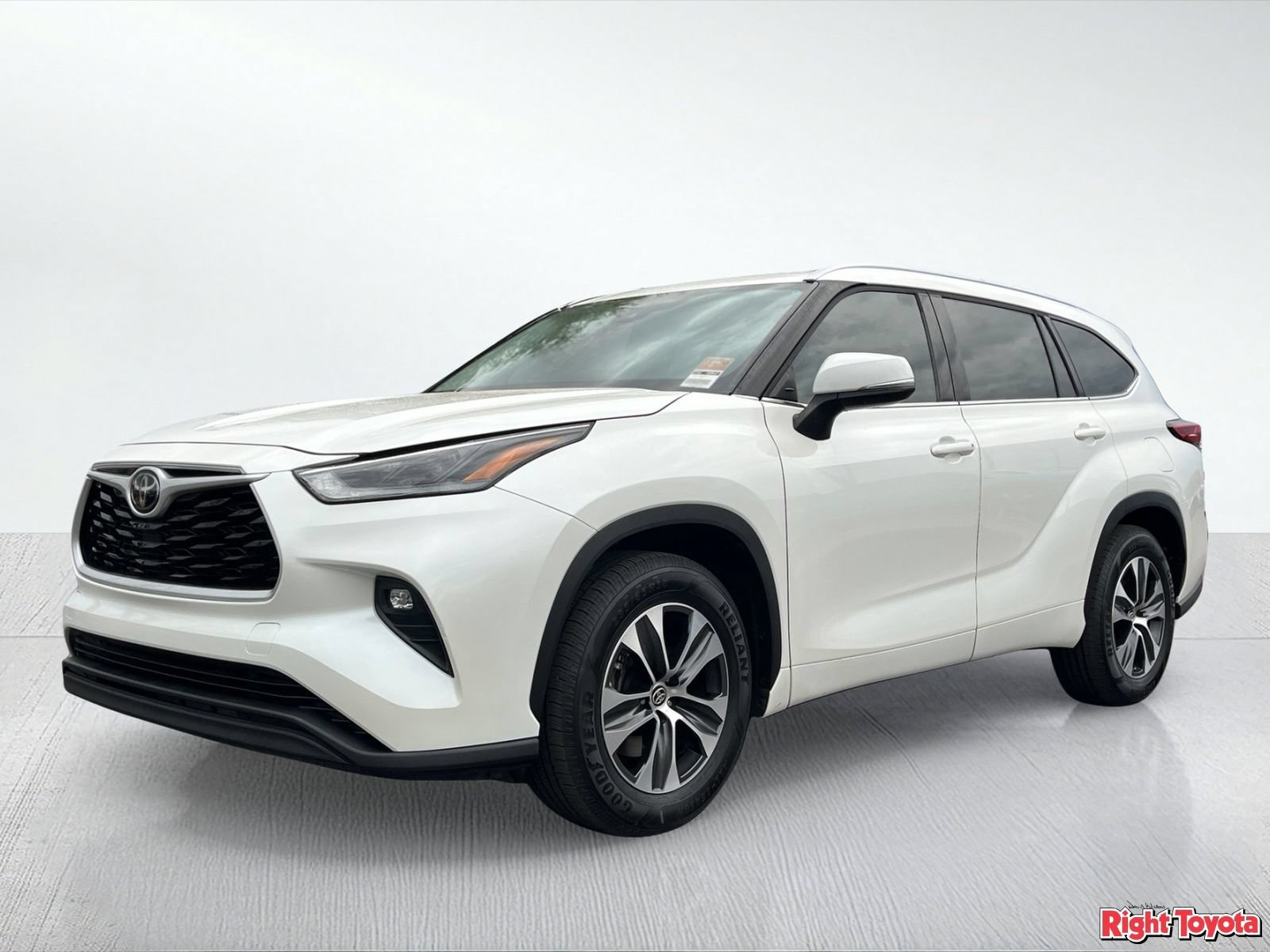 Certified 2021 Toyota Highlander XLE FWD image 2