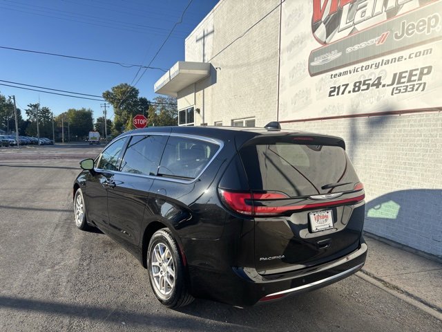 Used 2024 Chrysler Pacifica Touring-L image 6