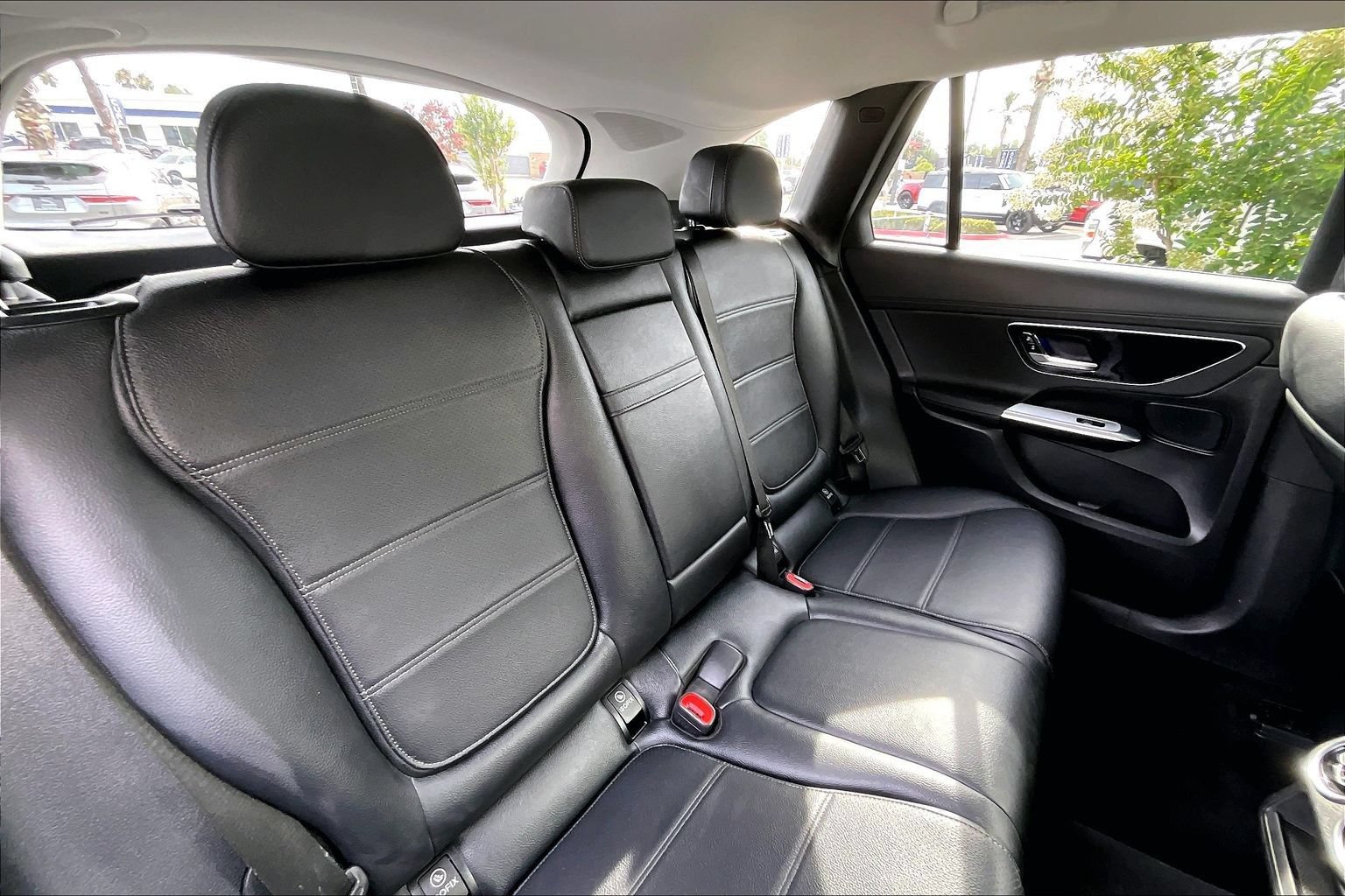 Used 2025 Mercedes-Benz GLC 350e 4MATIC image 27