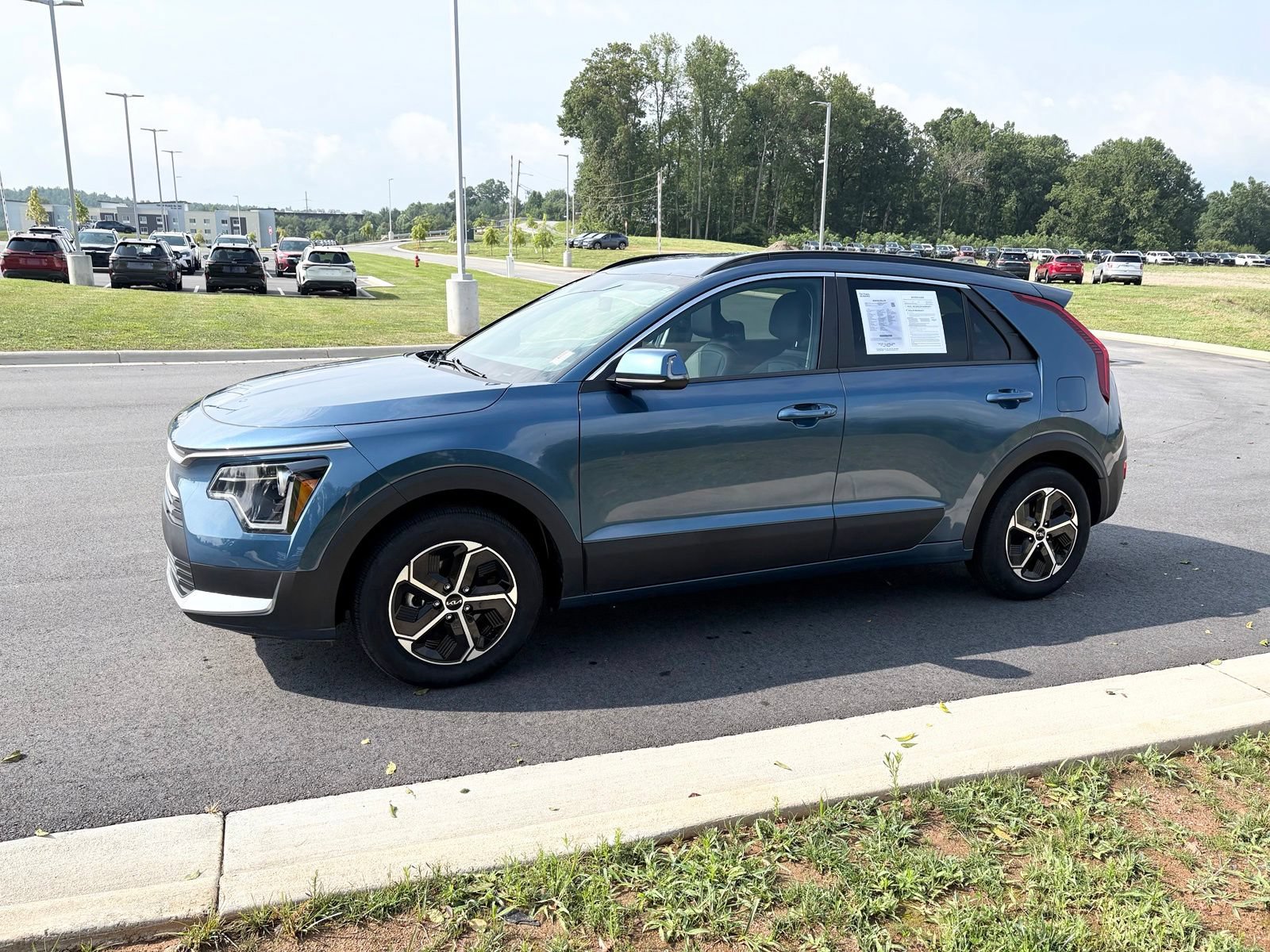 Used 2025 Kia Niro EX FWD image 4
