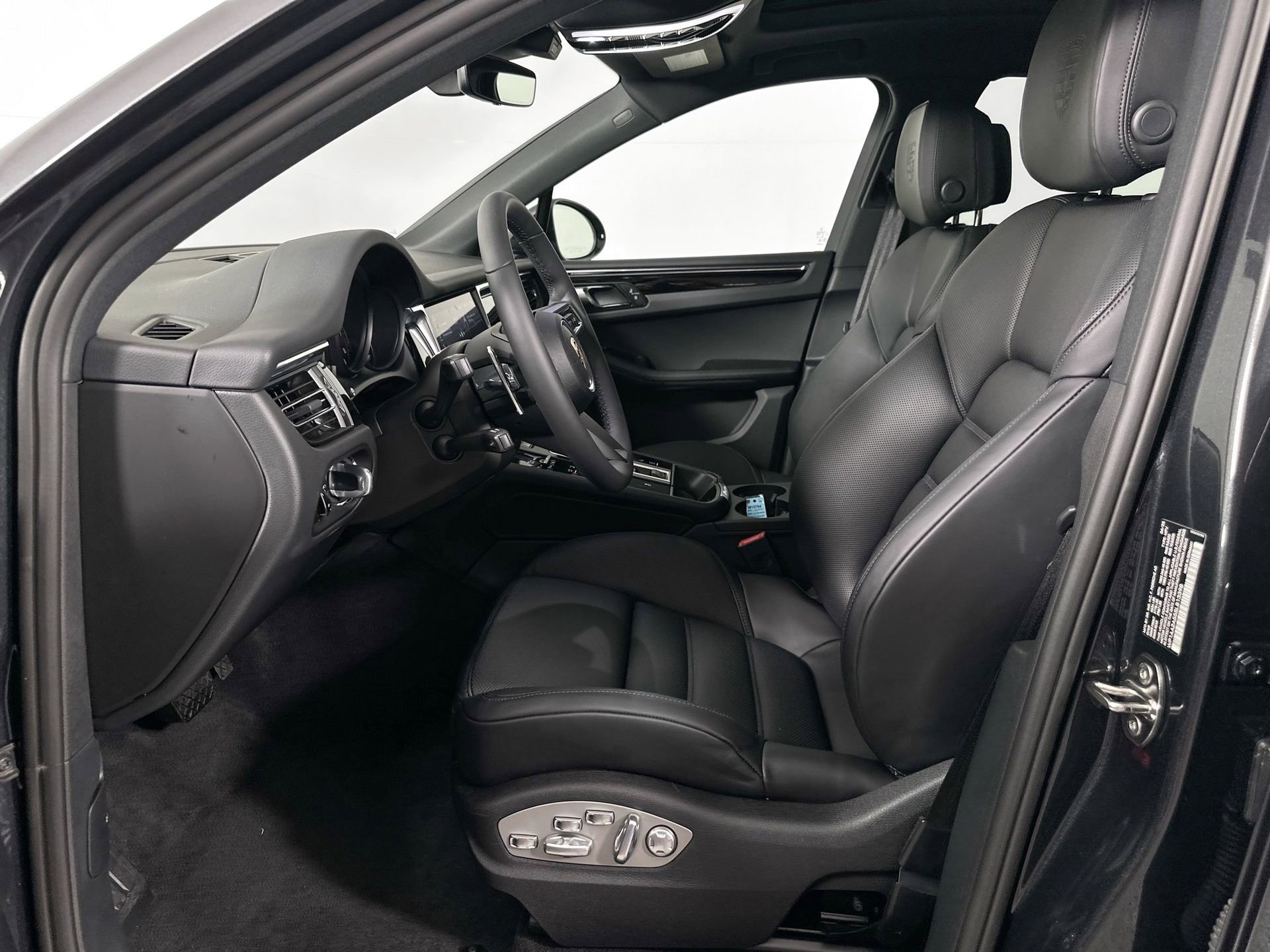 Certified 2025 Porsche Macan image 5