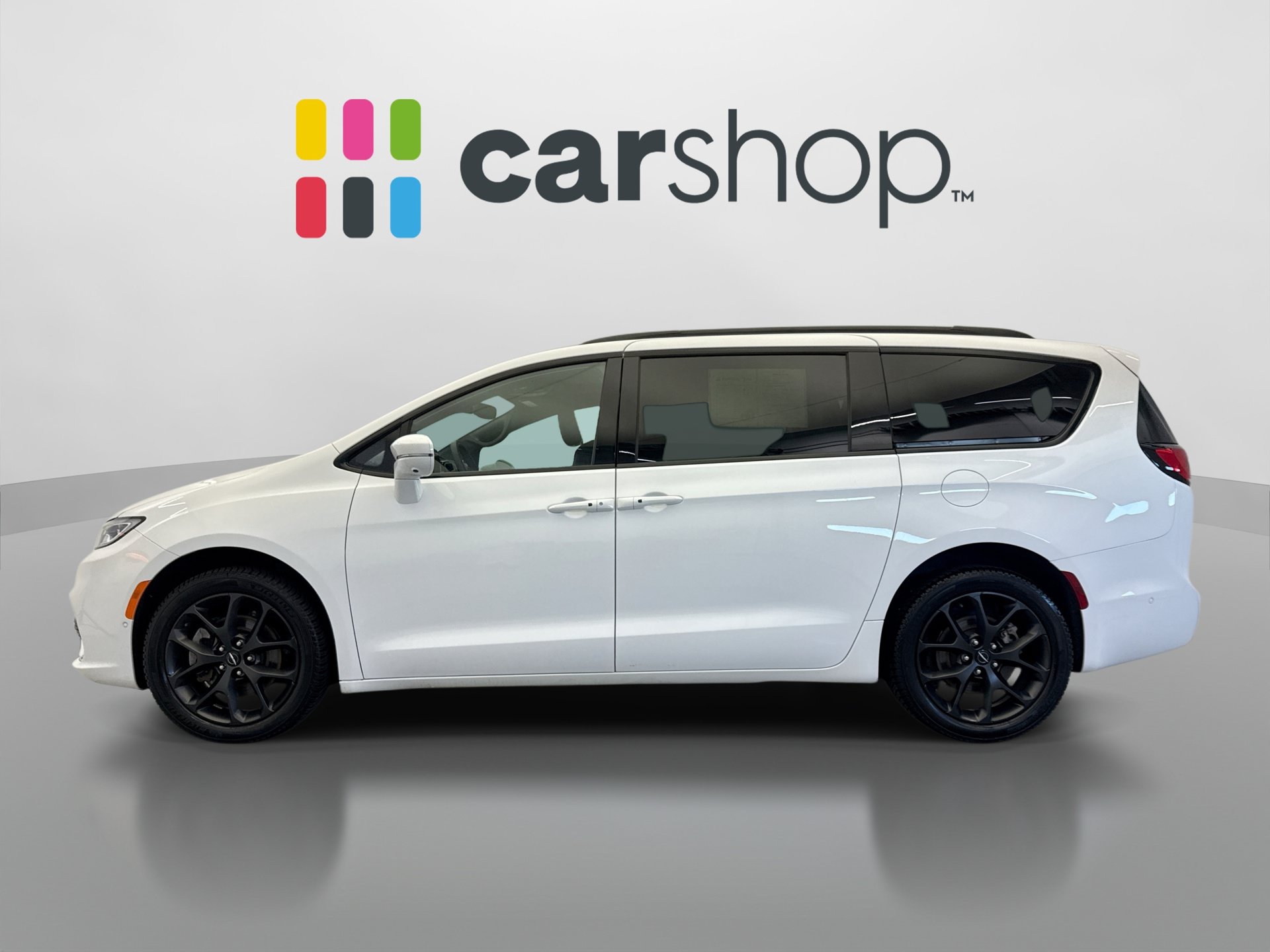 Used 2022 Chrysler Pacifica Limited w/ Uconnect Theater Family Group AWD/4WD image 2