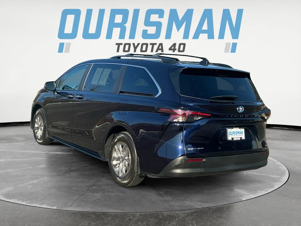 Used 2025 Toyota Sienna XLE image 4