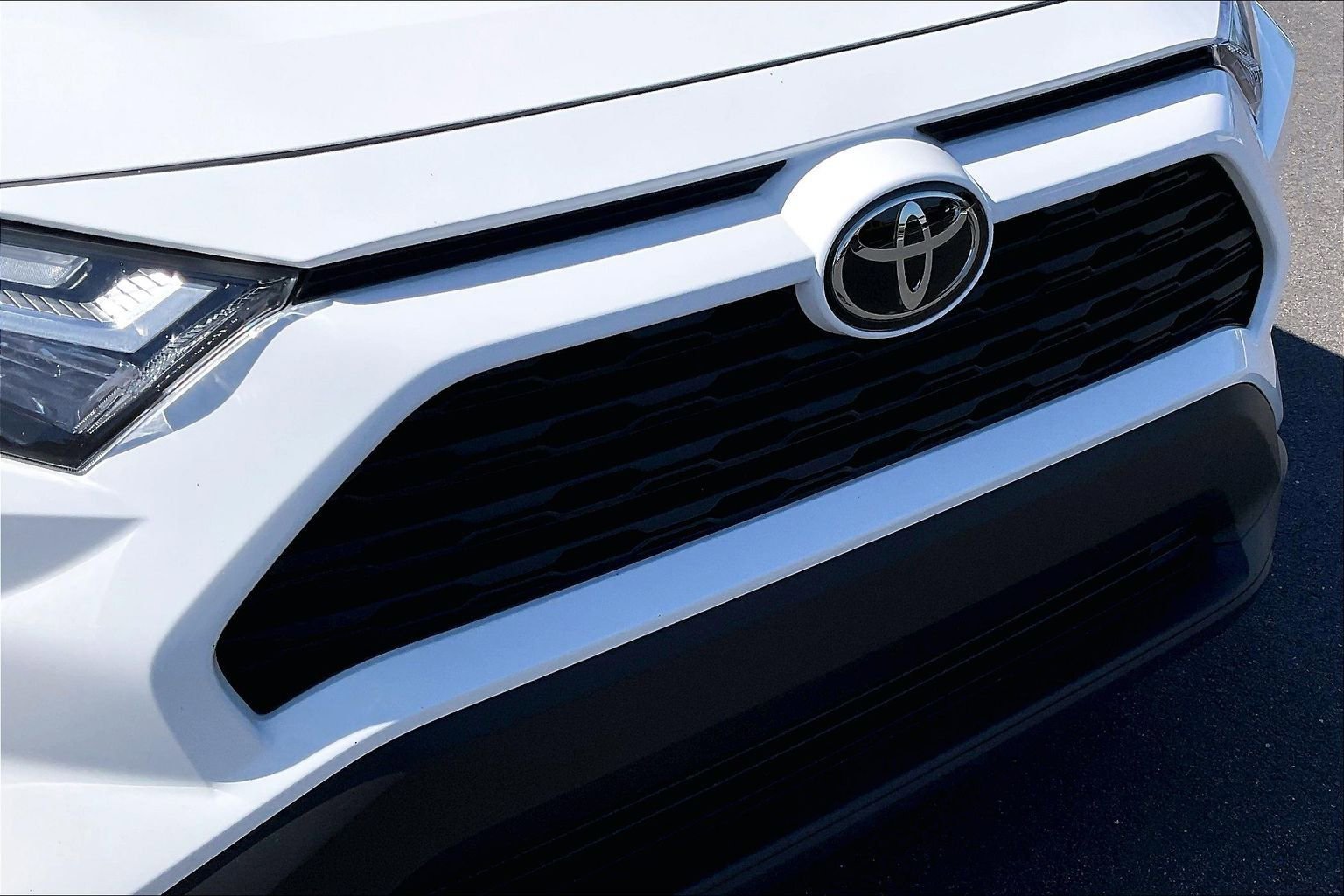 Used 2024 Toyota RAV4 LE image 33
