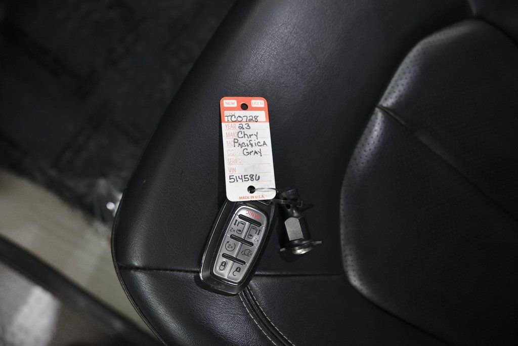 Used 2023 Chrysler Pacifica Touring-L image 24