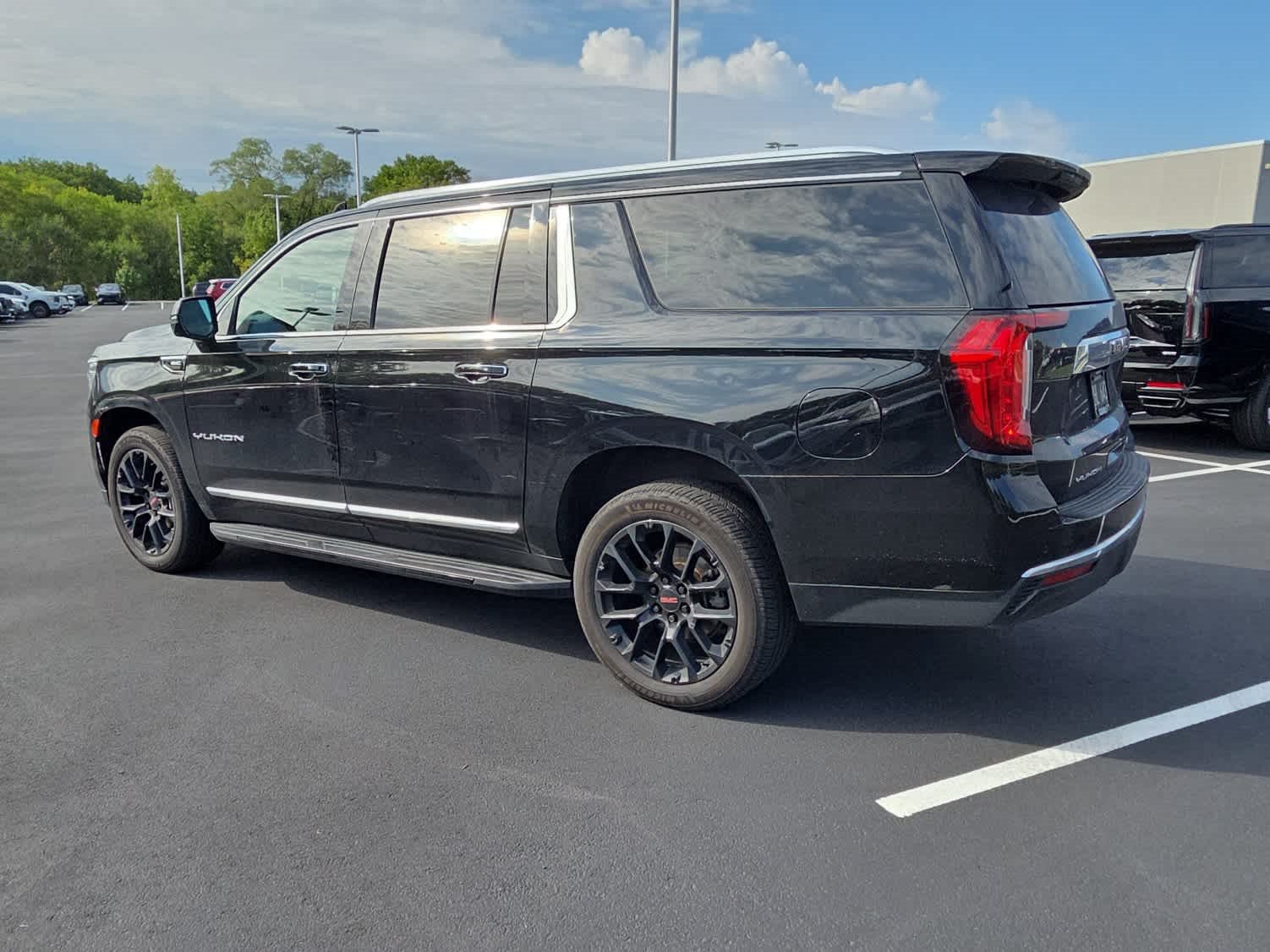 Used 2022 GMC Yukon XL SLT w/ SLT Premium Package AWD/4WD image 4