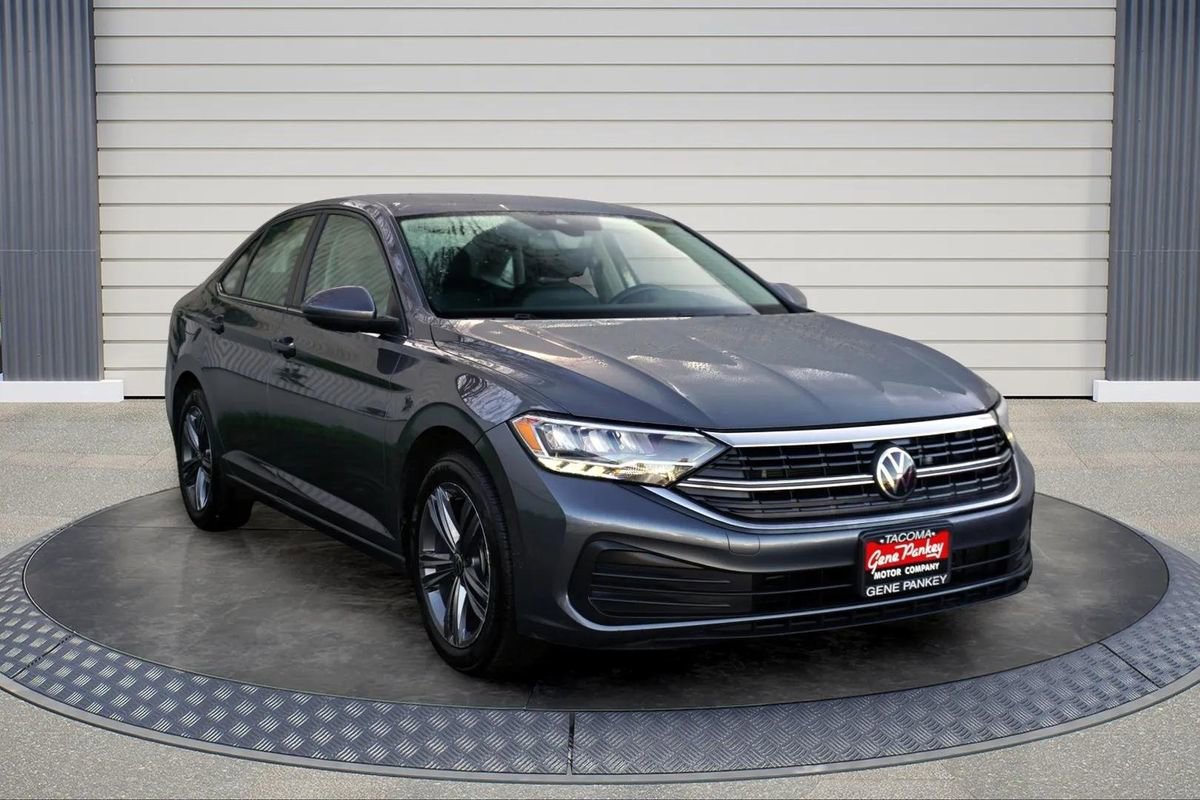 Used 2024 Volkswagen Jetta SE image 1