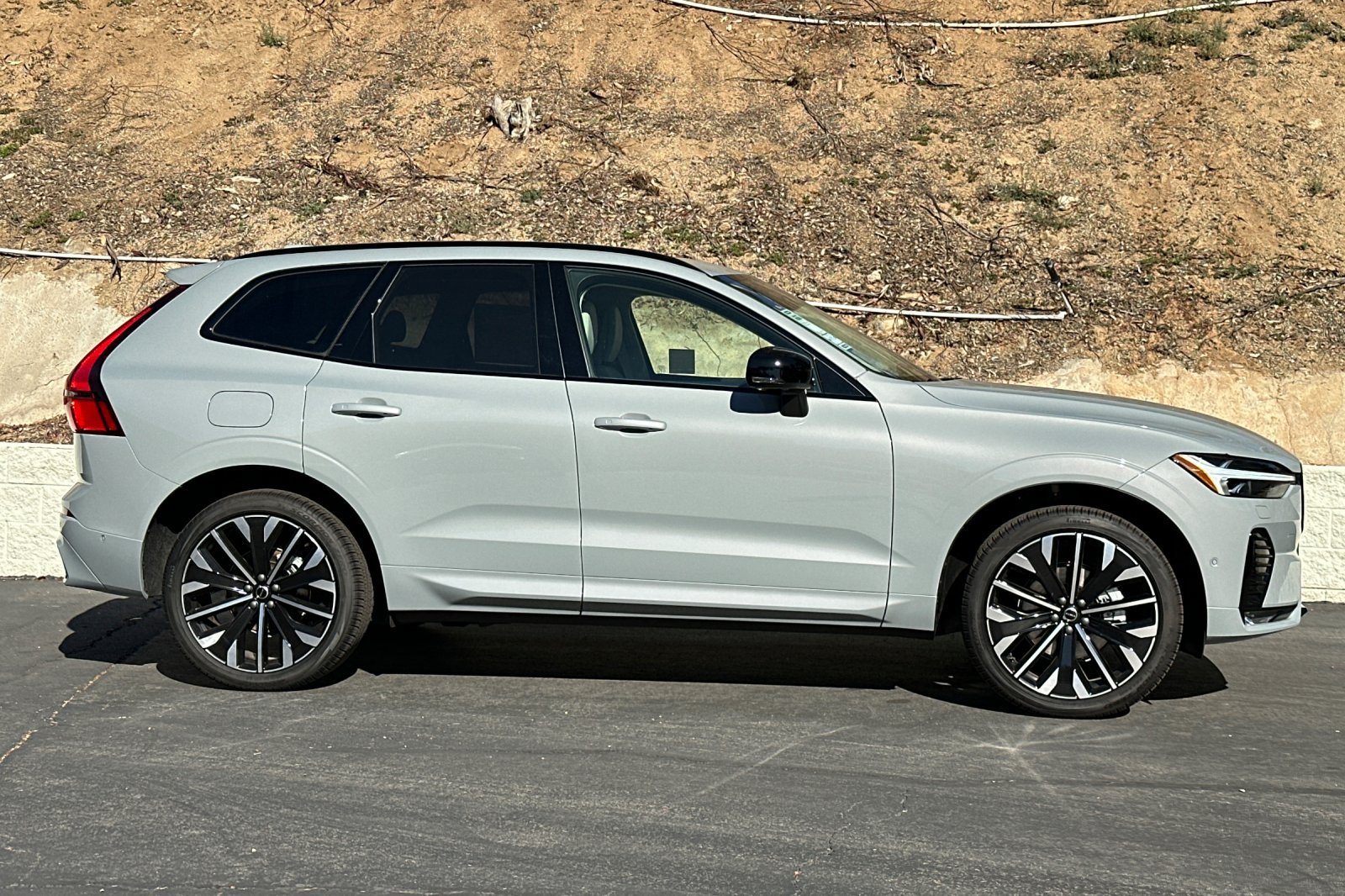 New 2026 Volvo XC60 B5 Ultra w/ Climate Package AWD/4WD image 3