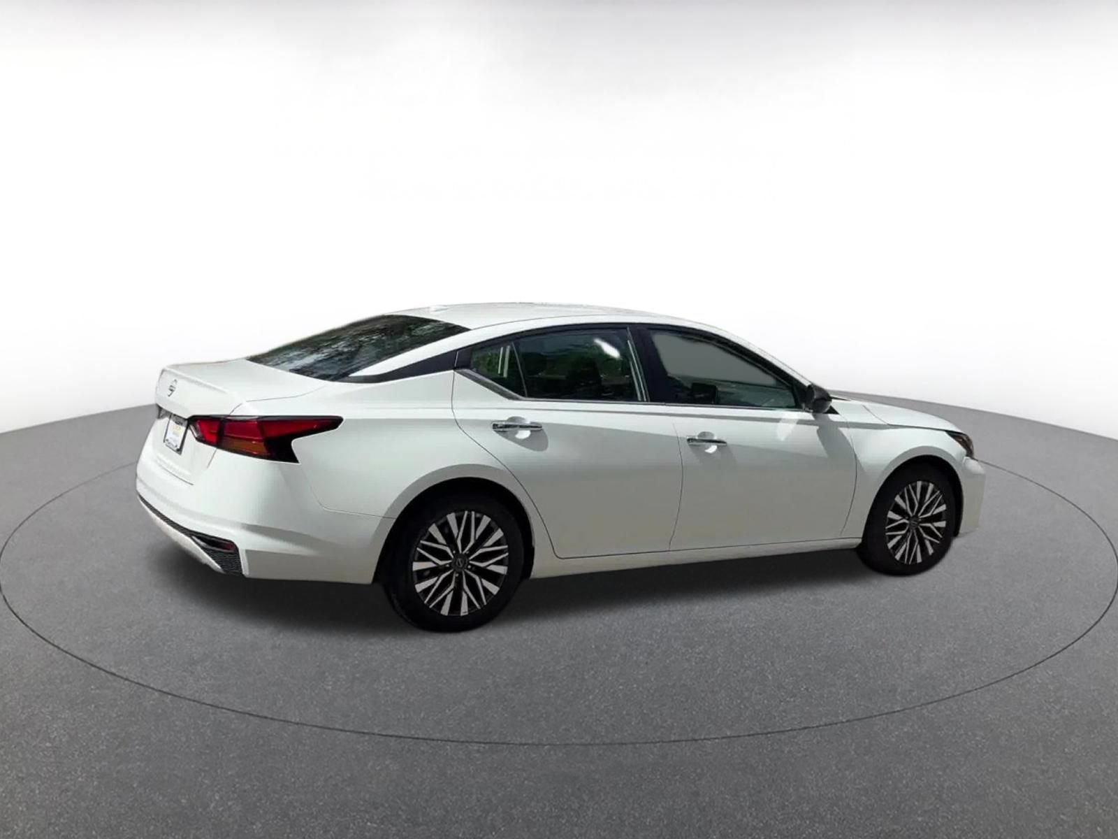 Used 2025 Nissan Altima 2.5 SV FWD image 12
