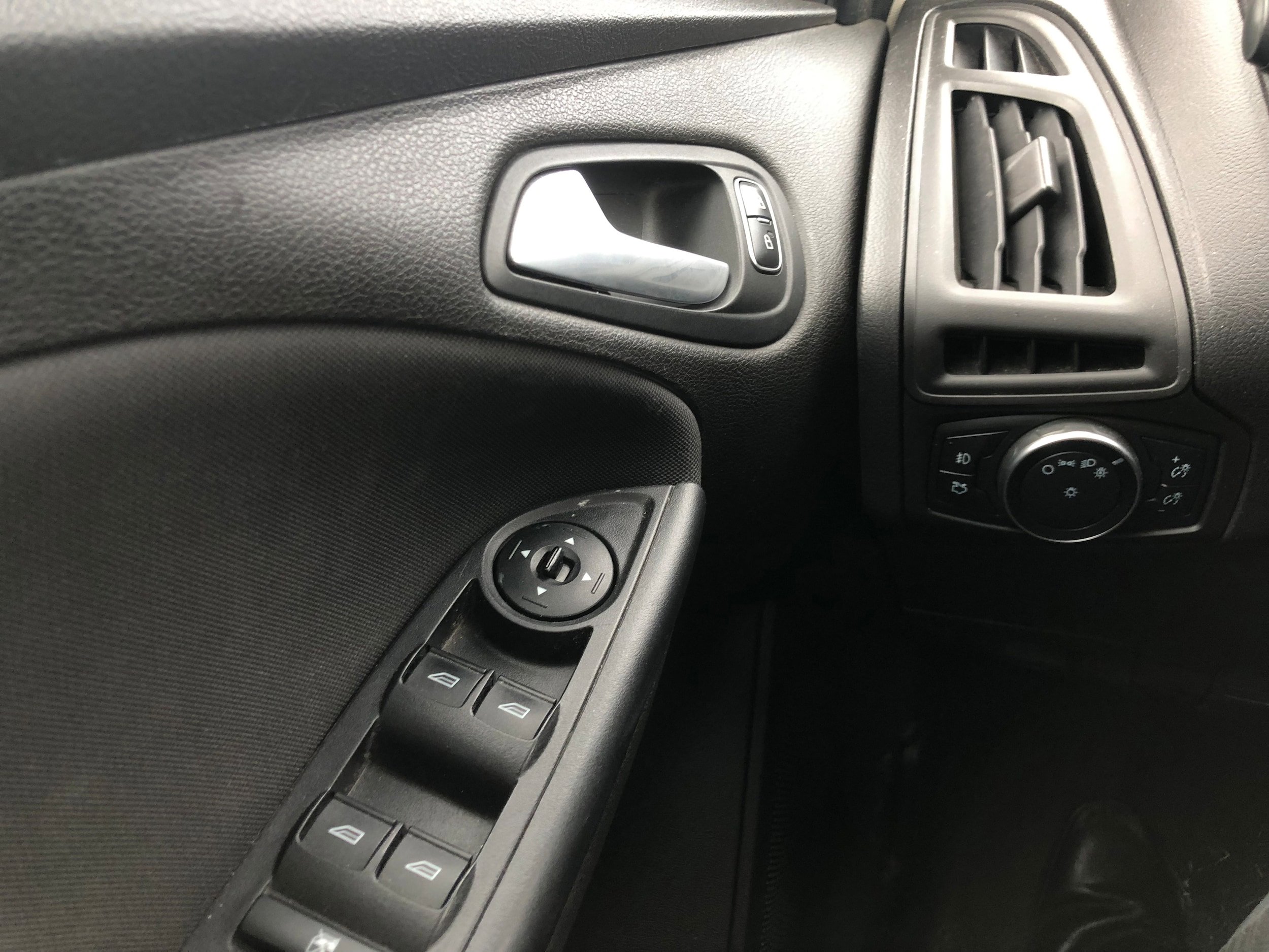 Used 2016 Ford Focus SE w/ SE Sport Package image 16