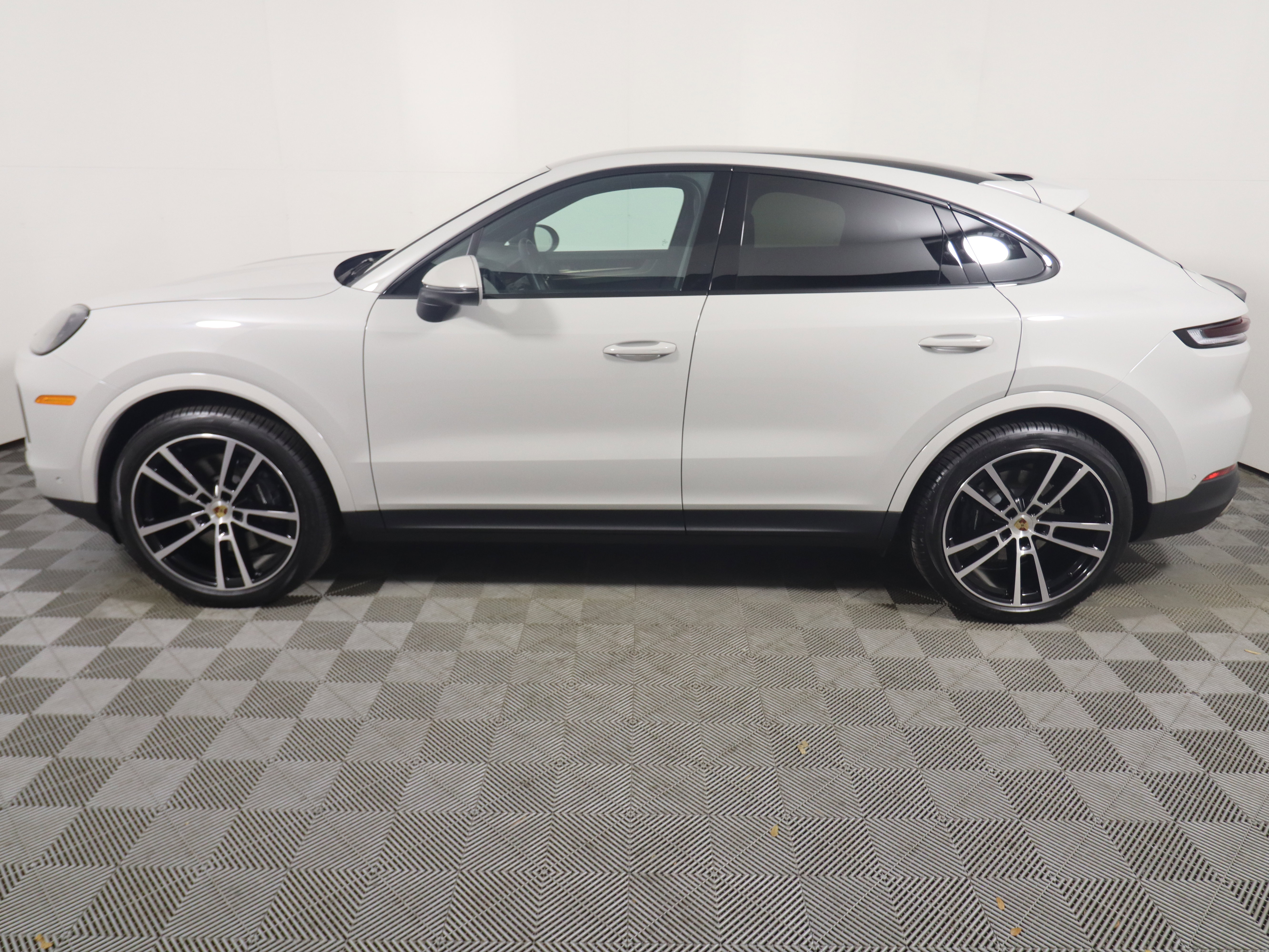 Used 2025 Porsche Cayenne Coupe image 2