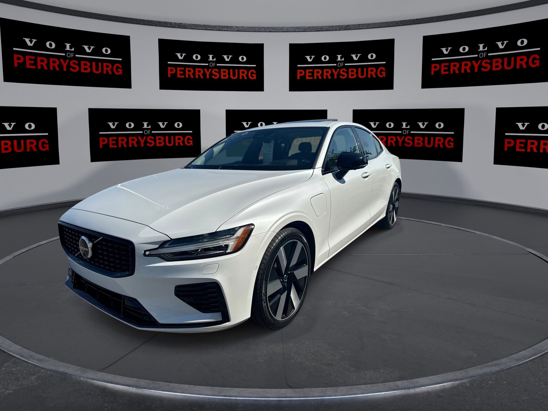 Used 2024 Volvo S60 T8 Plus w/ Climate Package image 4