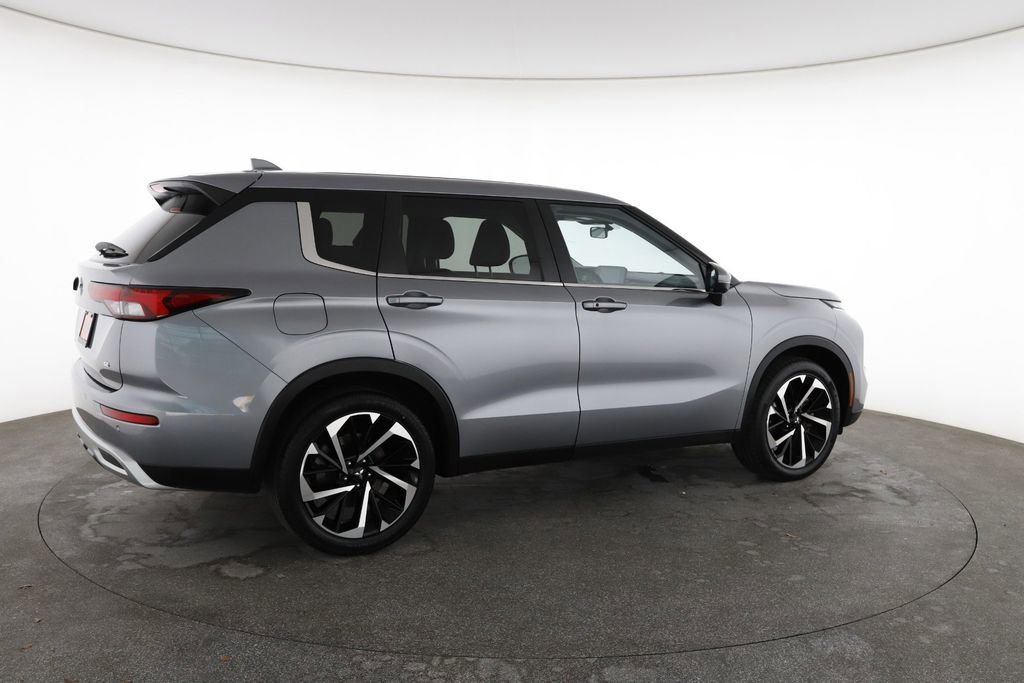 Used 2024 Mitsubishi Outlander SE image 13