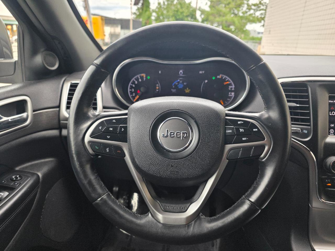 Used 2018 Jeep Grand Cherokee Laredo AWD/4WD image 17