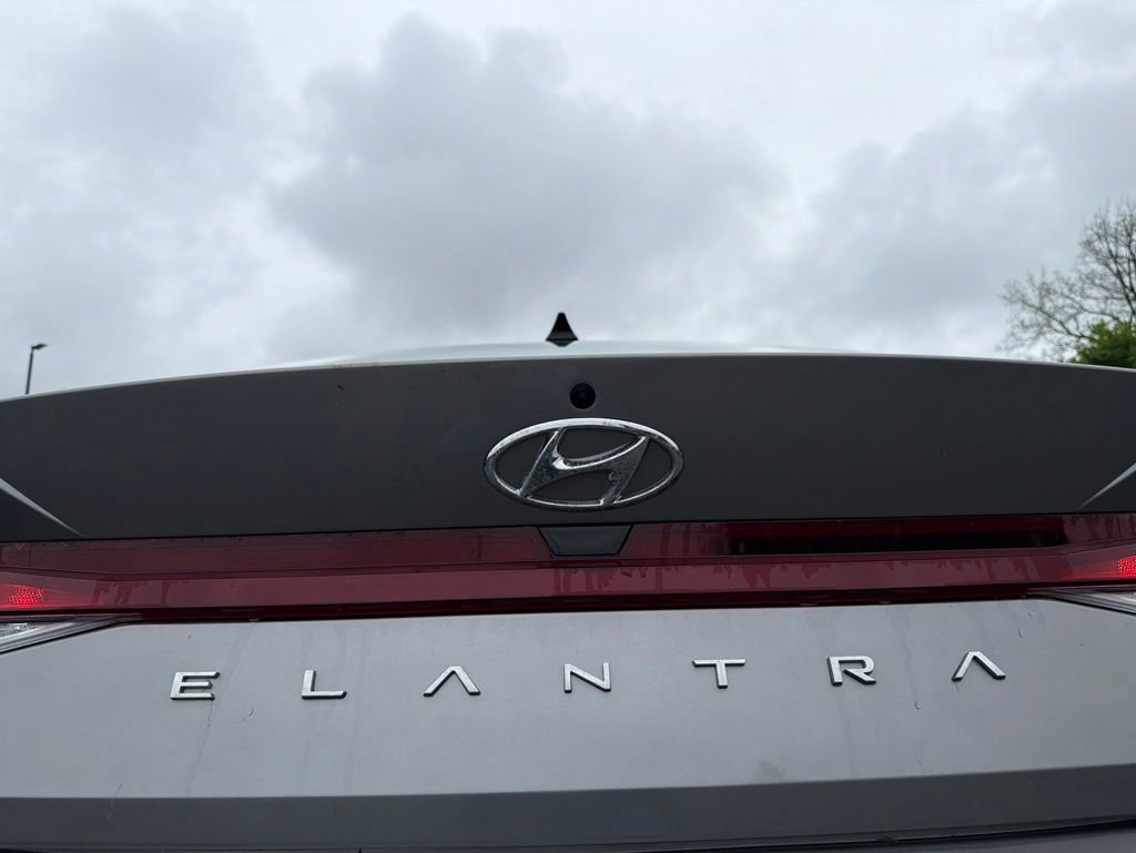 Certified 2023 Hyundai Elantra SE FWD image 10
