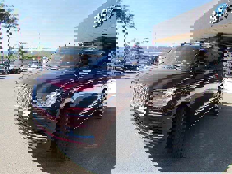 Used 2018 Lincoln Navigator L Reserve w/ Technology Package AWD/4WD image 2