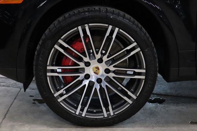Used 2017 Porsche Cayenne Turbo AWD/4WD image 38