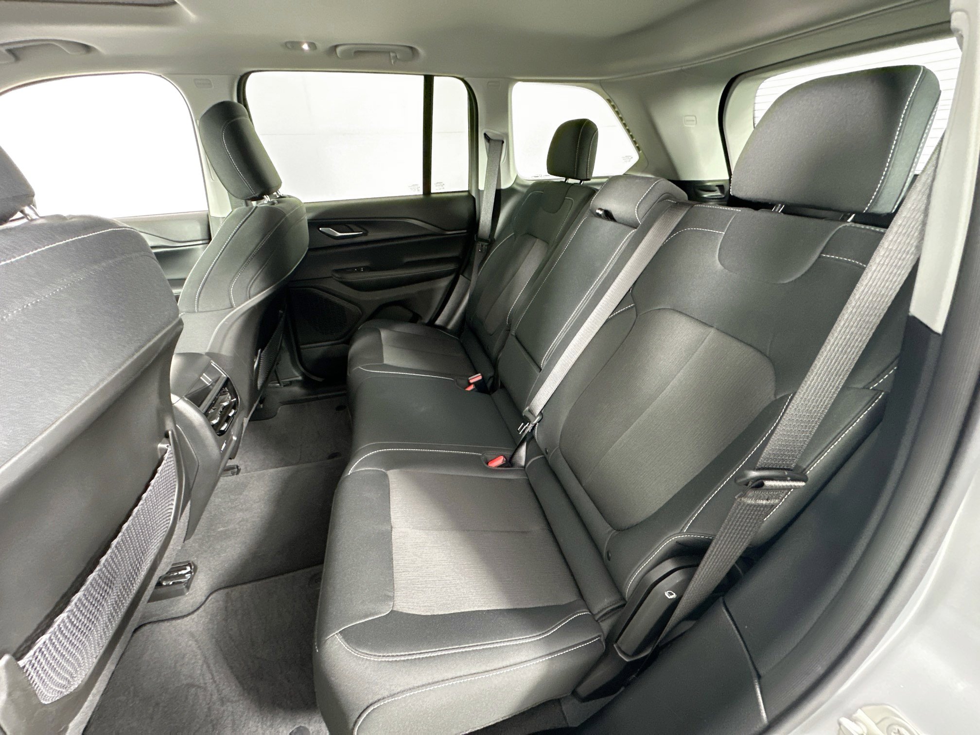 Used 2024 Jeep Grand Cherokee Laredo X image 23