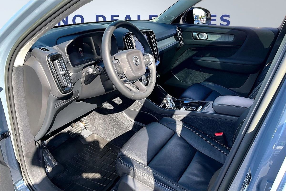 Used 2023 Volvo XC40 B5 Plus w/ Driver Assist Package image 17