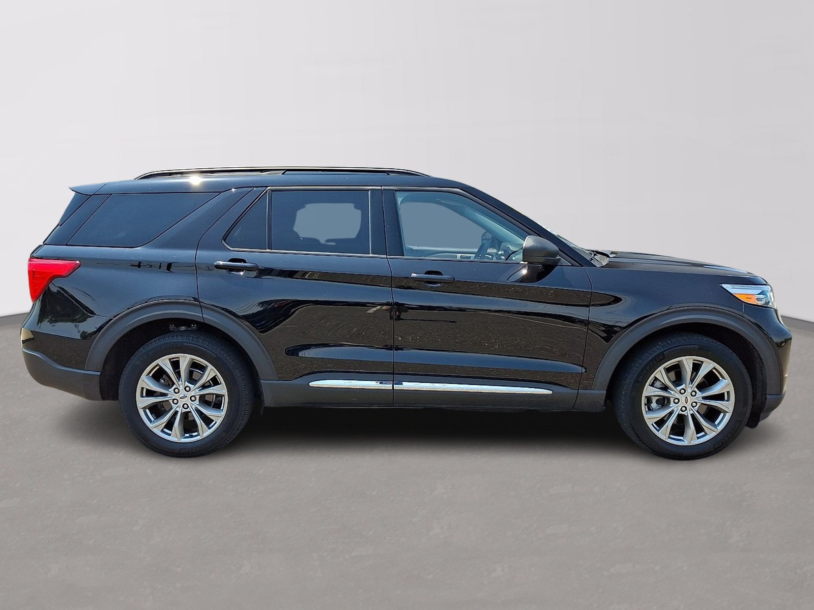 Certified 2023 Ford Explorer XLT w/ Equipment Group 202A AWD/4WD image 7