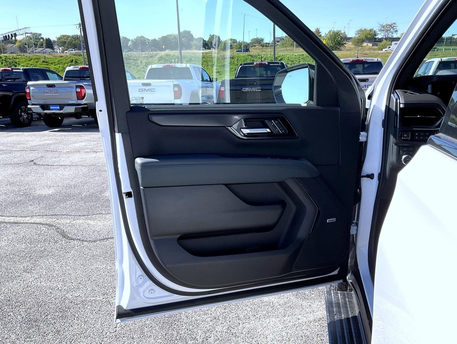 New 2026 GMC Yukon XL AT4 w/ AT4 Premium Plus Package image 9