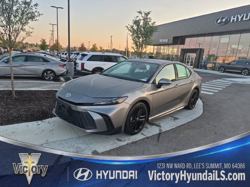 Used 2025 Toyota Camry SE FWD image 1