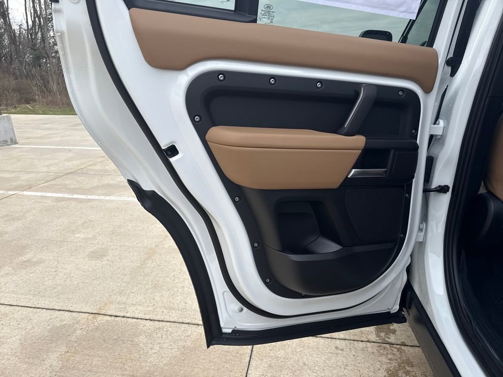 New 2026 Land Rover Defender 130 X-Dynamic SE image 12