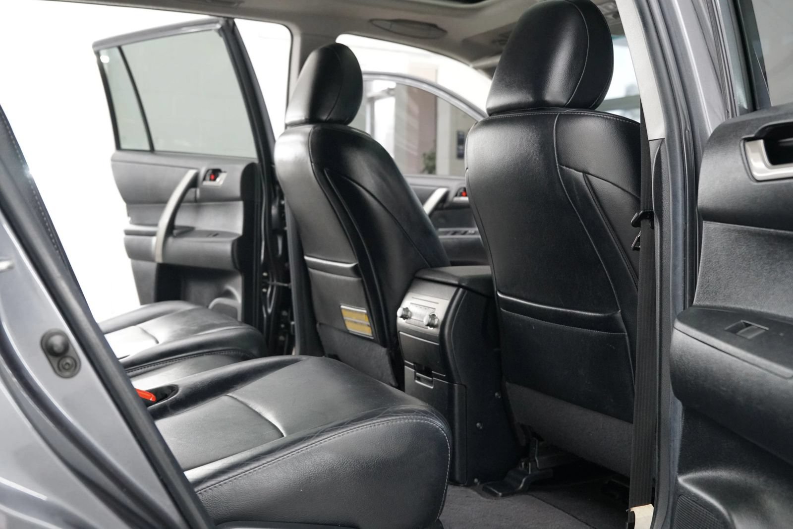 Used 2012 Toyota Highlander SE w/ Tow Pkg FWD image 32