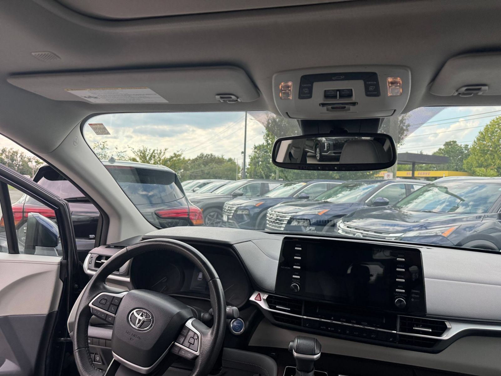 Used 2024 Toyota Sienna XLE FWD image 36