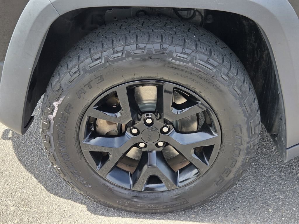 Used 2016 Jeep Cherokee Trailhawk w/ Comfort/Convenience Group AWD/4WD image 17