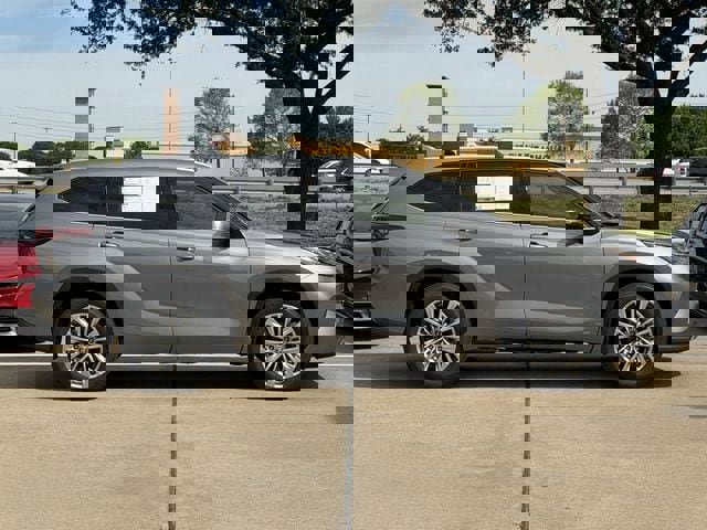 New 2026 Toyota Highlander Platinum image 3