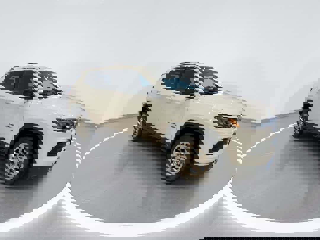 Used 2024 Jeep Compass Latitude image 2