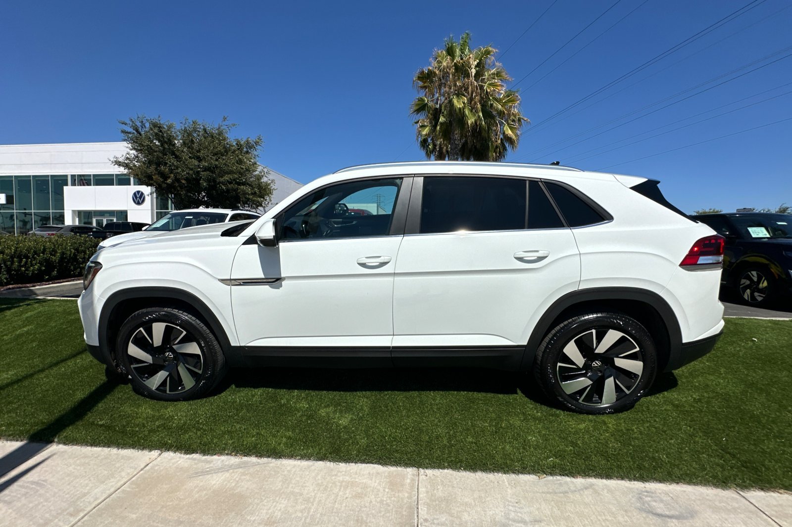 Certified 2024 Volkswagen Atlas Cross Sport SE AWD/4WD image 7