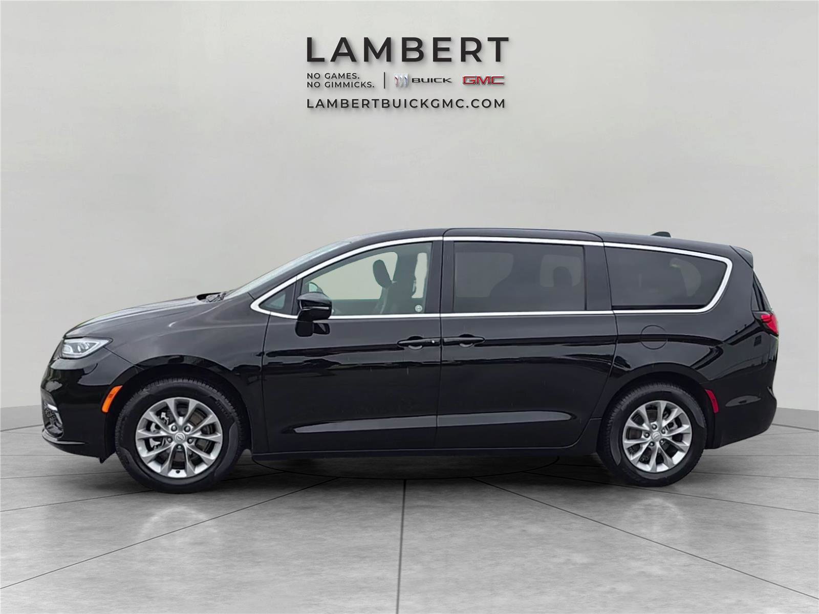 Used 2026 Chrysler Pacifica Limited FWD image 2
