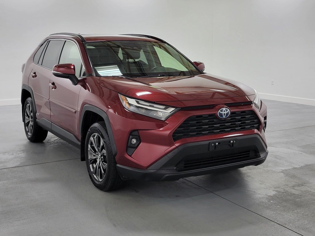 Used 2022 Toyota RAV4 XLE Premium AWD/4WD image 2